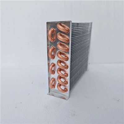 Condenseur à ailettes à tube incliné